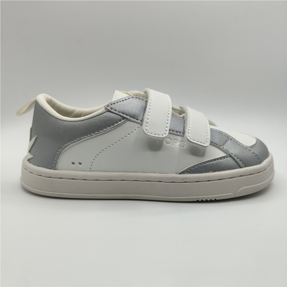 DEPORTIVA CON DETALLE COLOR GRIS